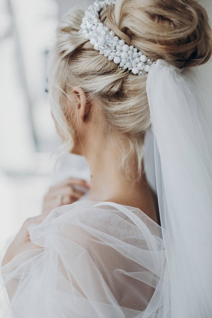 Luxury Beautiful Bride Hair Style with Pearl and Veil, Back View